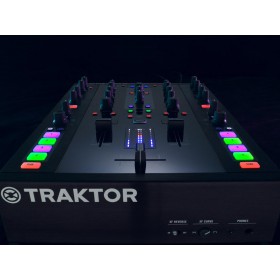 Native Instruments Traktor Kontrol Z2 Pro Mixer/Controller schuin voor boven