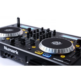 Numark Mixdeck Express V2 DJ Controller met CD en USB - schuin voorkant aansluitingen en bediening